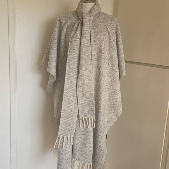 VTG Artilana Mexican Ivory & Grey Wool Fringe Wmns Poncho Cape Shawl, OS, NWOT - Picture 1 of 10